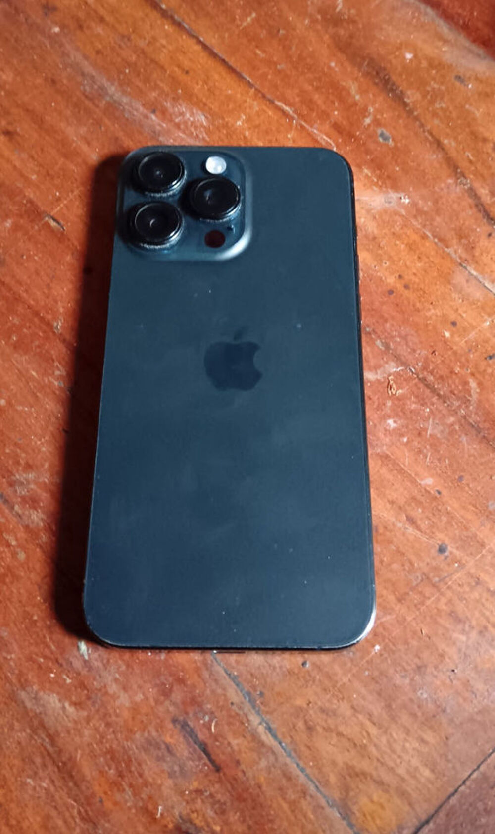 , iPhone 15 Pro Max en tr&egrave;s bon &eacute;tat Téléphones et tablettes
