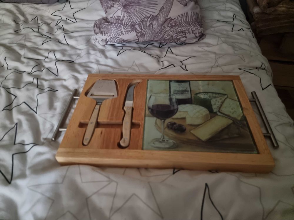plateau de fromages avec couteau et pelle Electroménager