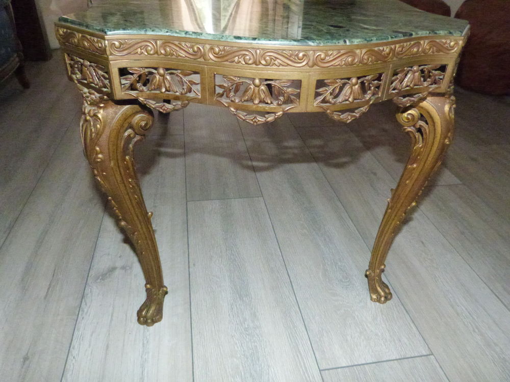 Table basse en marbre. Meubles