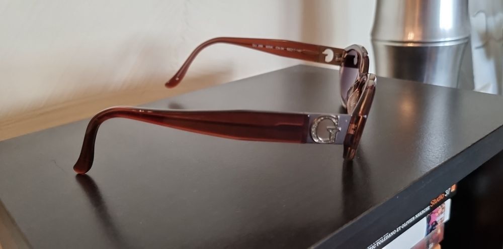 Lunettes de soleil Guess. mod&egrave;le original Bijoux et montres