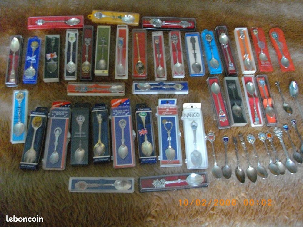 Lot de 49 petites cuill&egrave;res de collection 