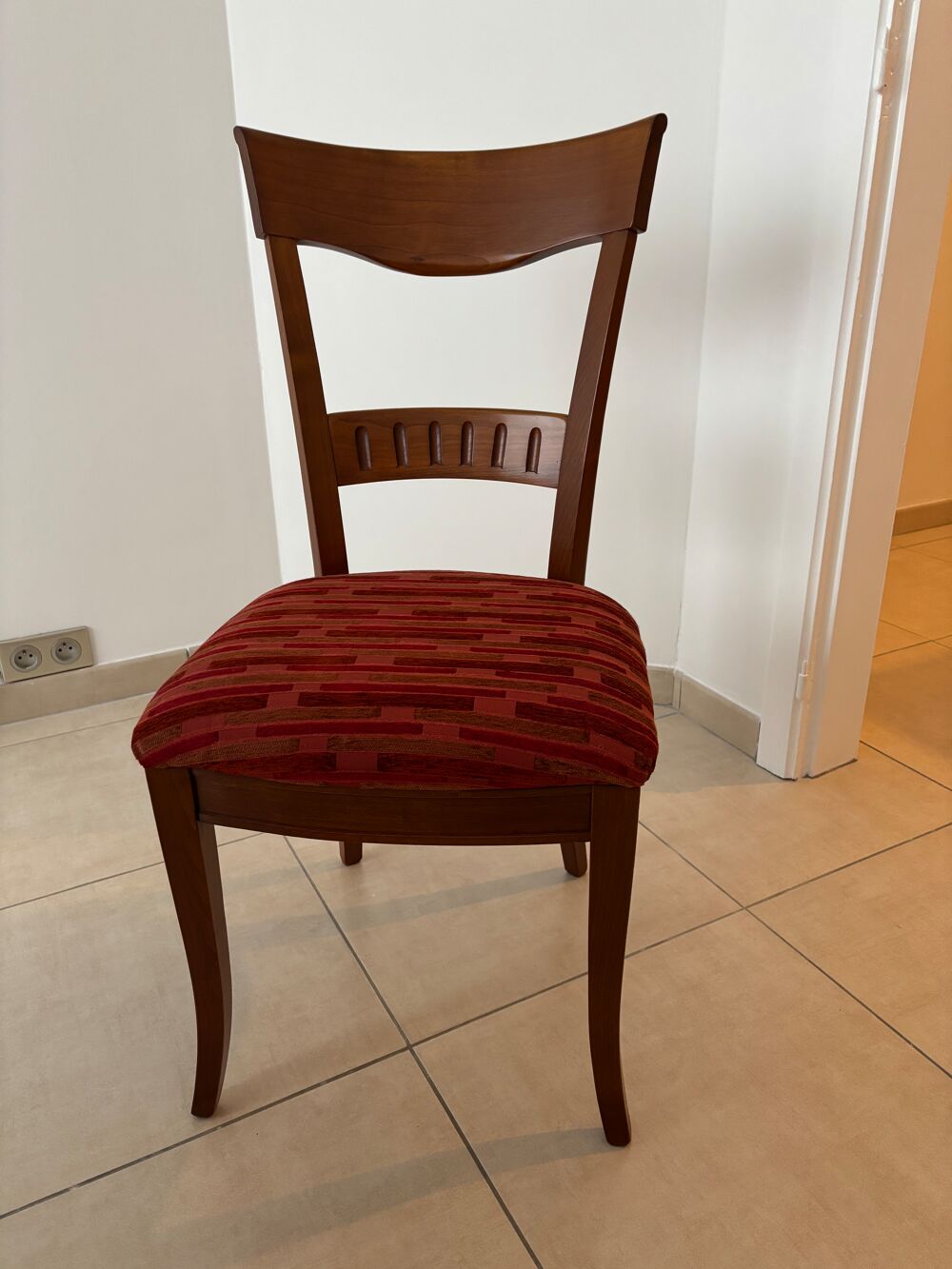 Table &agrave; manger ronde en bois et chaises assorties Meubles