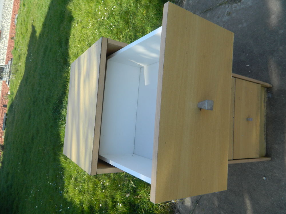 UNE ARMOIRE DE RANGEMENT A TIROIRS Meubles