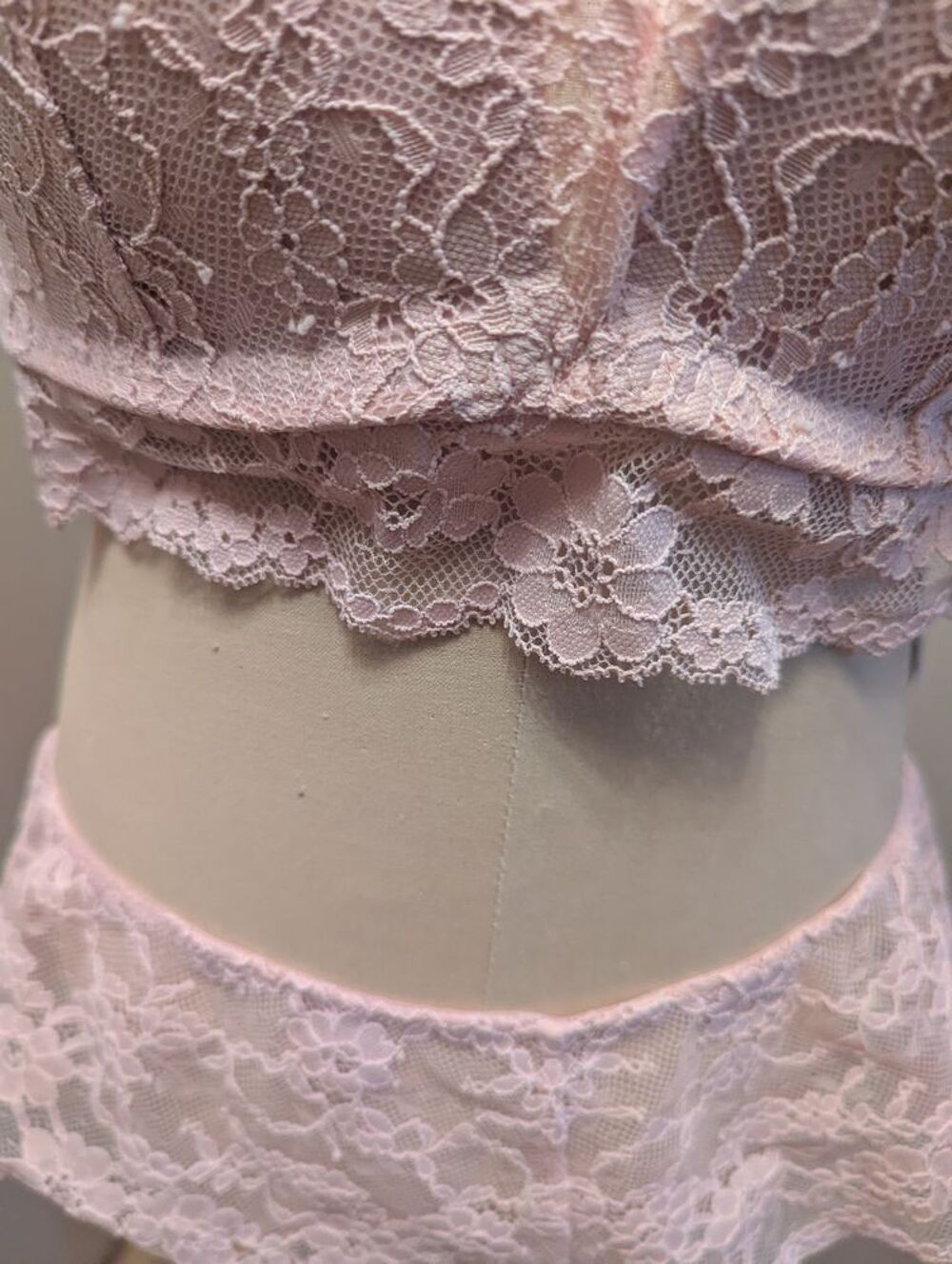 Lot de sous v&ecirc;tements en dentelle Vêtements