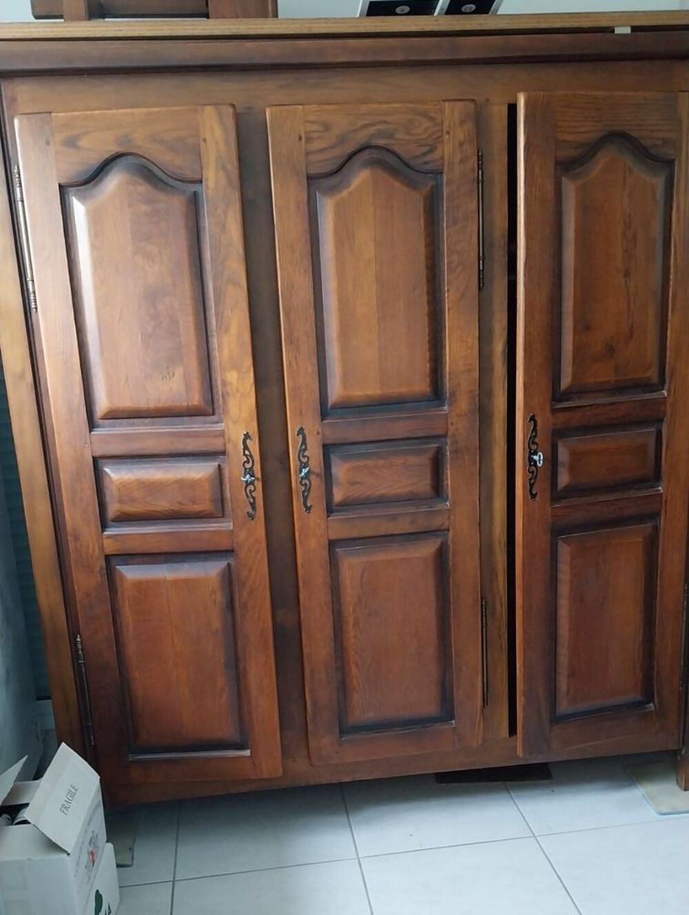 Chambre adulte en orme bois massif
Tr&egrave;s bon &eacute;tat Meubles