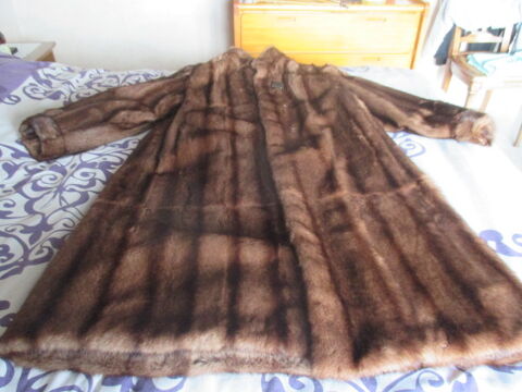 TRES BEAU MANTEAU LONG EN MURMEL ( MARMOTTE DU CANADA ) . 300 Uckange (57)