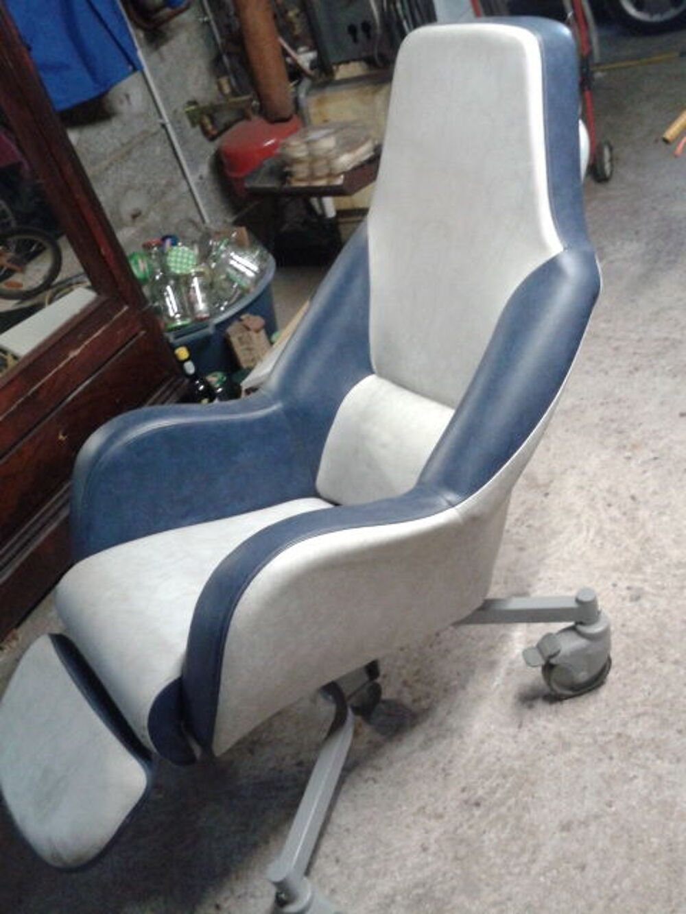Fauteuil coquille m&eacute;dical &agrave; roulettes Meubles