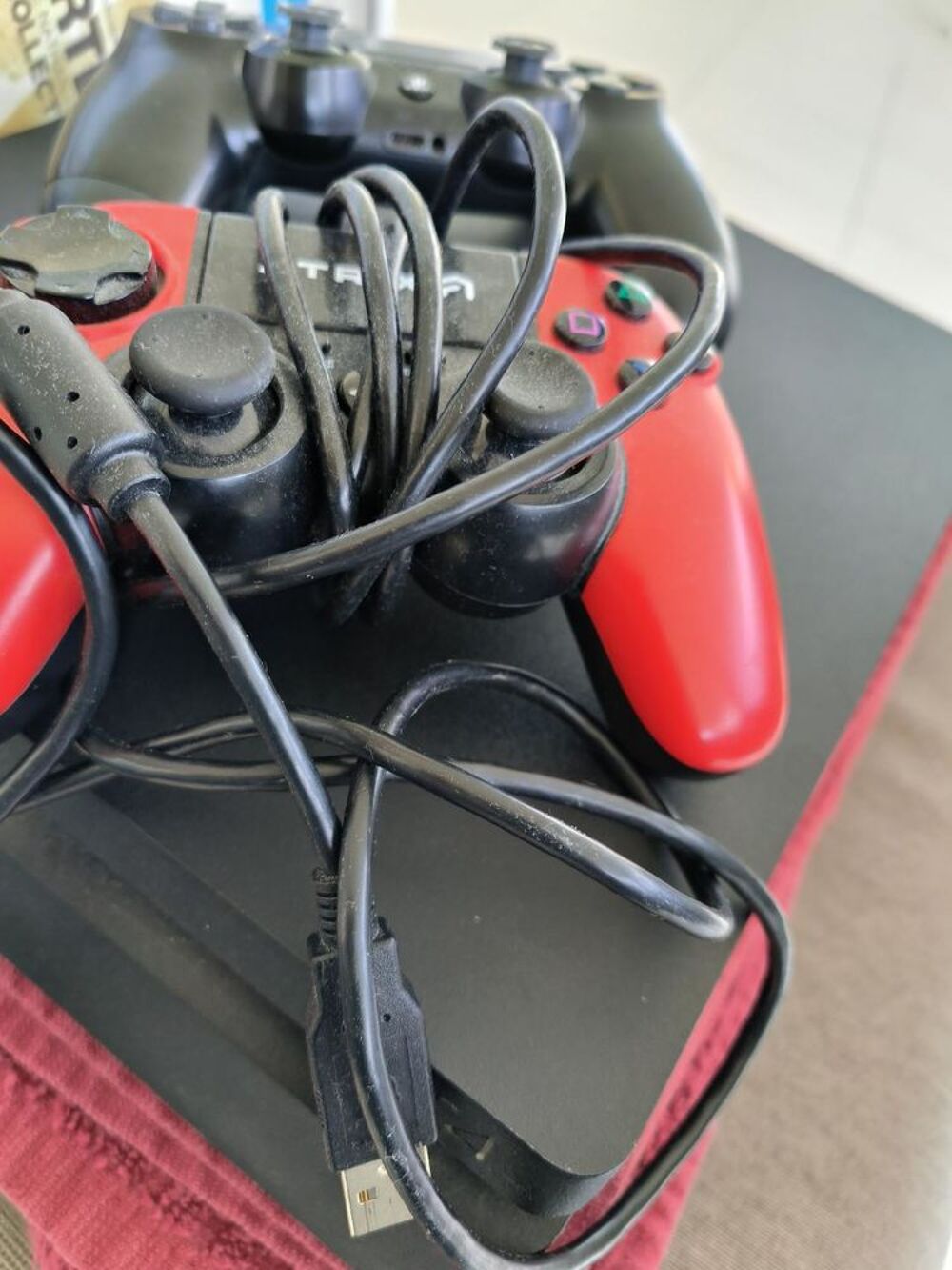 PS4 vendue avec 6 jeux un casque r&eacute;seau et 2 manettes Consoles et jeux vidos