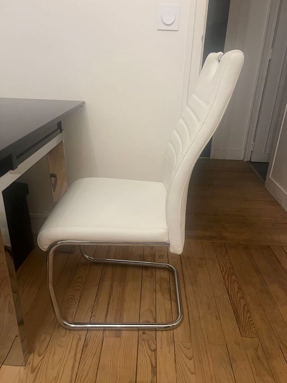 Table en verre avec 4 chaises Meubles