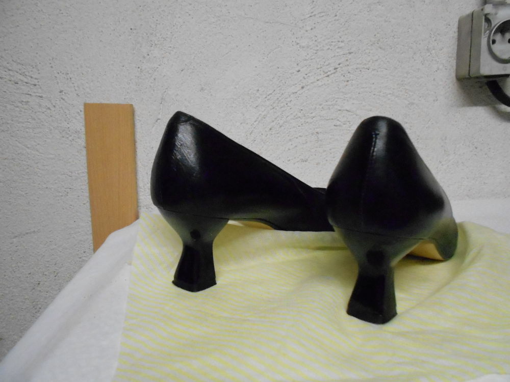 P08		
Chaussures noires brod&eacute;es pointure 38 	 Chaussures
