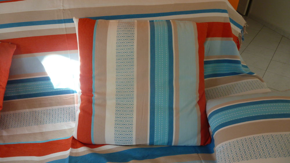 Plaids "&nbsp;Maisons du monde&nbsp;" et coussins assortis
Décoration