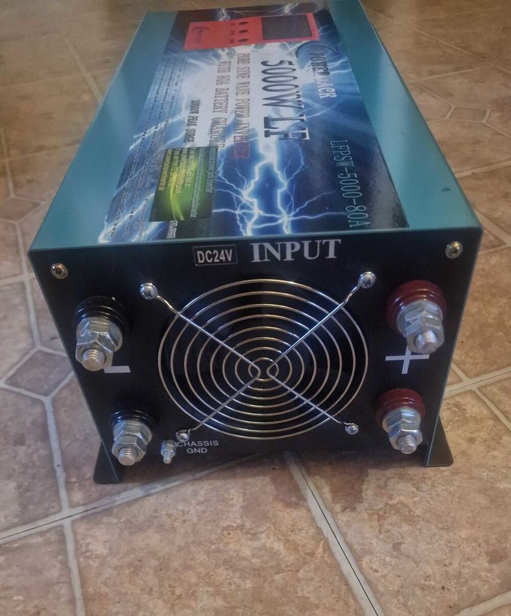 Plusenergy wccsolar Onduleur 5000W LF Convertisseur Onda Pura del Seno DC 24V &agrave; AC 230V + Chargeur 80Amp Bricolage