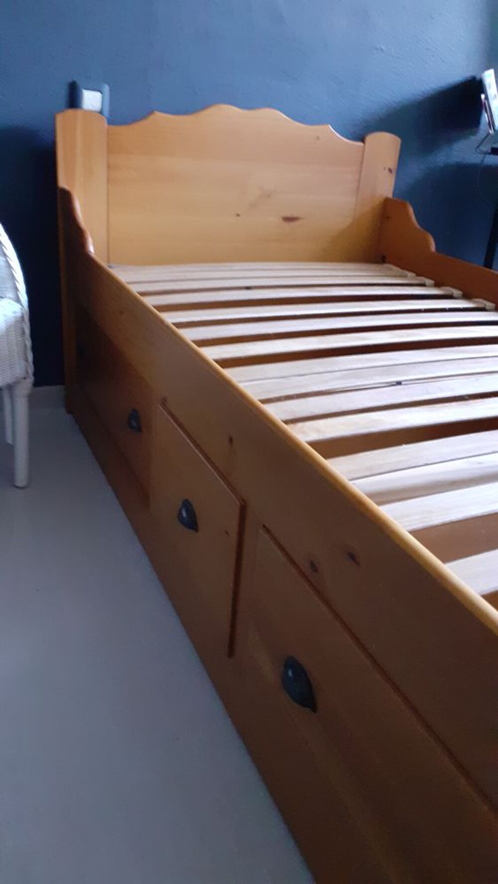 Lit bateau avec tiroir.En bois de tr&egrave;s bonne qualit&eacute;. Meubles