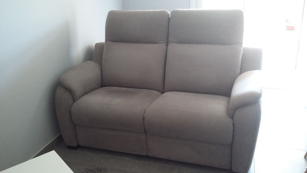 2 canap&eacute;s deux places alcantara gris : 2500 euros l'ensemble Meubles