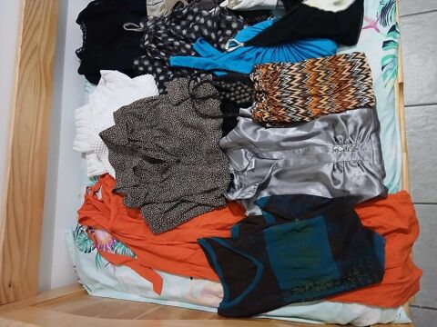 lot de vtements femme taille S 15 Toulon (83)