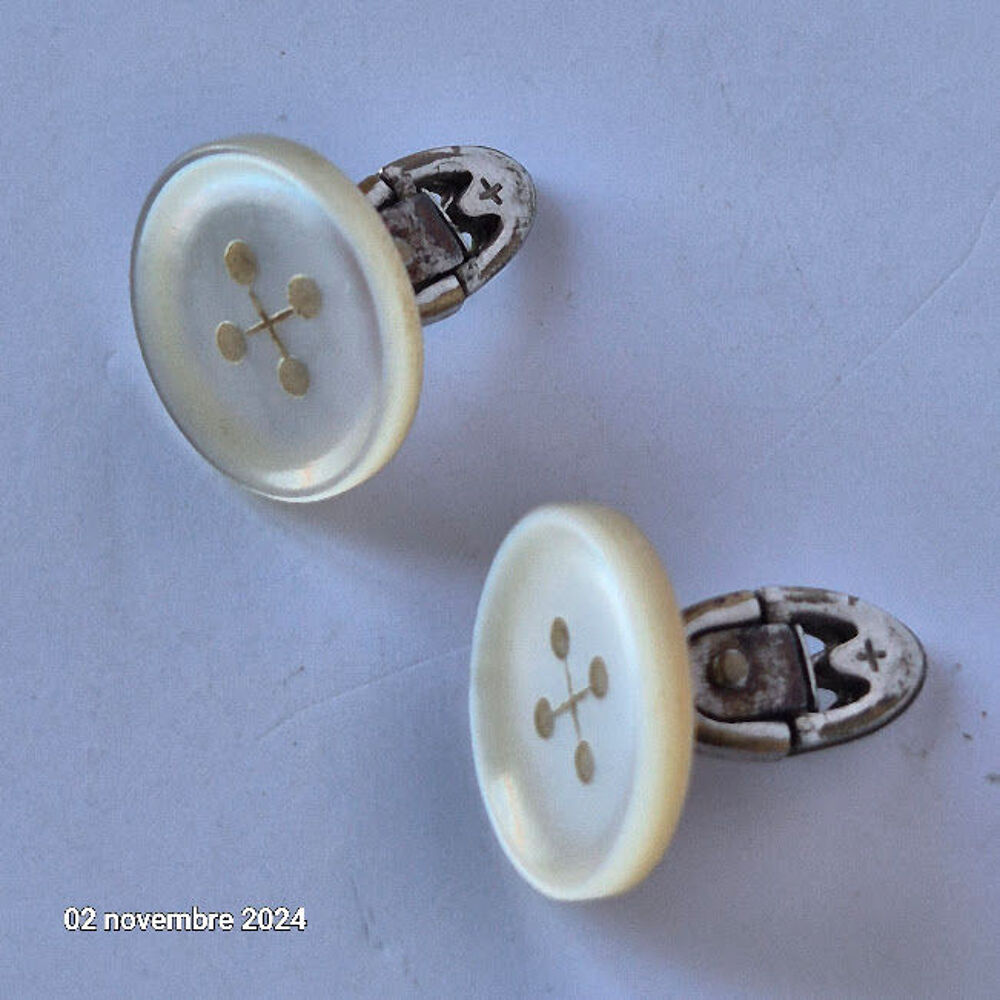 Une paire de boutons blancs anciens tailleur transform&eacute; en b Bijoux et montres
