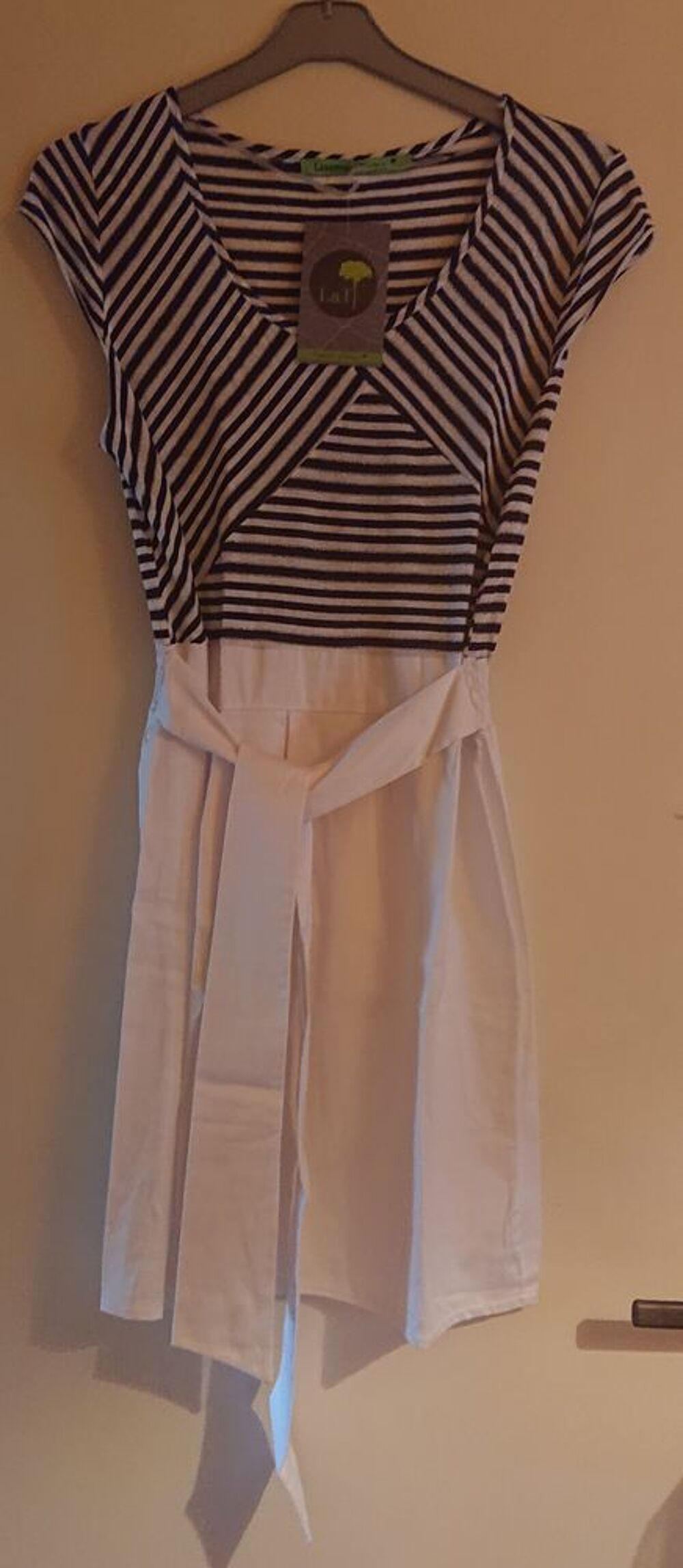 Tr&egrave;s jolie robe neuve, Vêtements