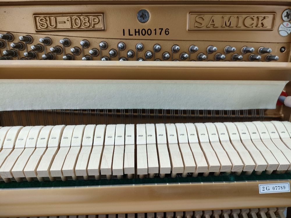 Piano droit d'occasion Samick SU-108P Blanc laqu&eacute; Instruments de musique