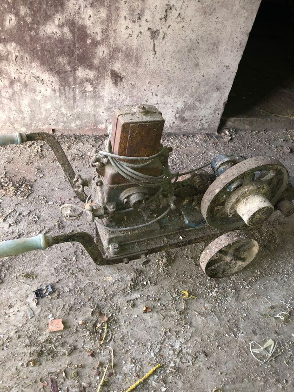 Vieille pompe &agrave; vin Andr&eacute; Bodin en bon &eacute;tat 
