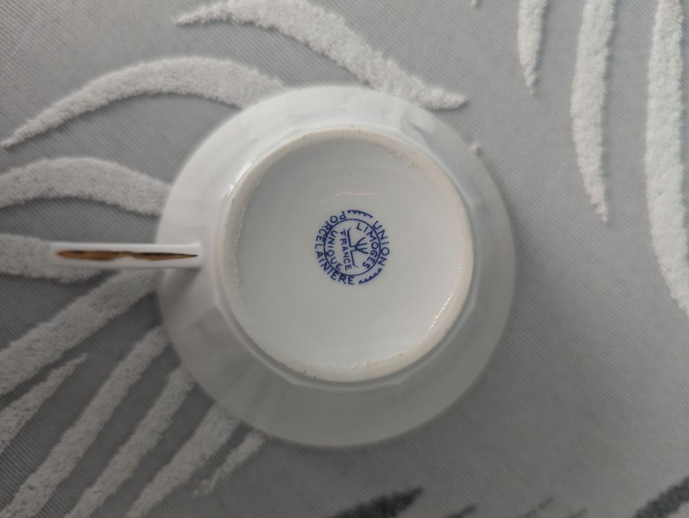 Service &agrave; th&eacute; et soucoupe avec &agrave; l'int&eacute;rieur une d&eacute;coration. Cuisine