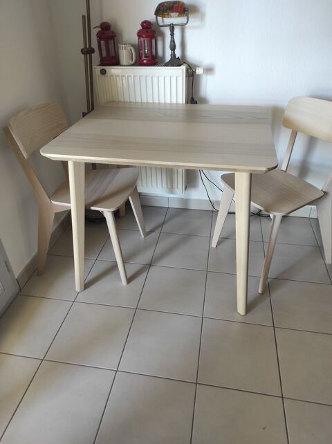 table lisabo ikéa avec ses 2 chaises Villeurbanne (69)