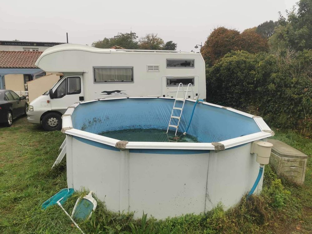 Piscine avec &eacute;chelle Jardin