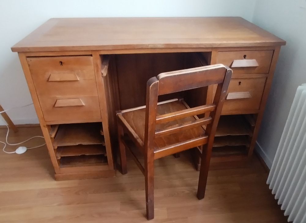 Bureau vintage bois massif avec petite chaise 65 euros Meubles