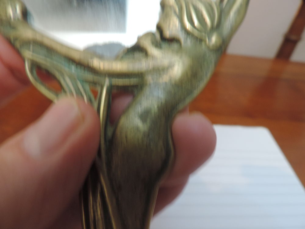 MIROIR A MAIN ANCIEN EN LAITON DE FORME OVALE - 