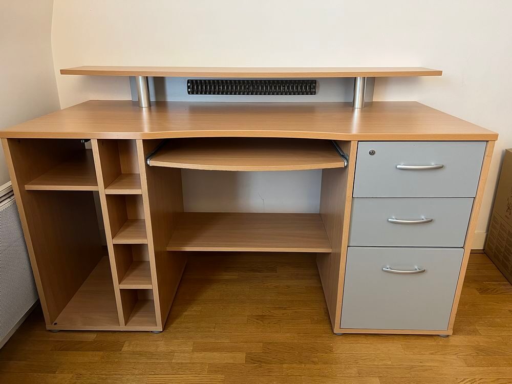 Bureau fonctionnel robuste en bon &eacute;tat Meubles