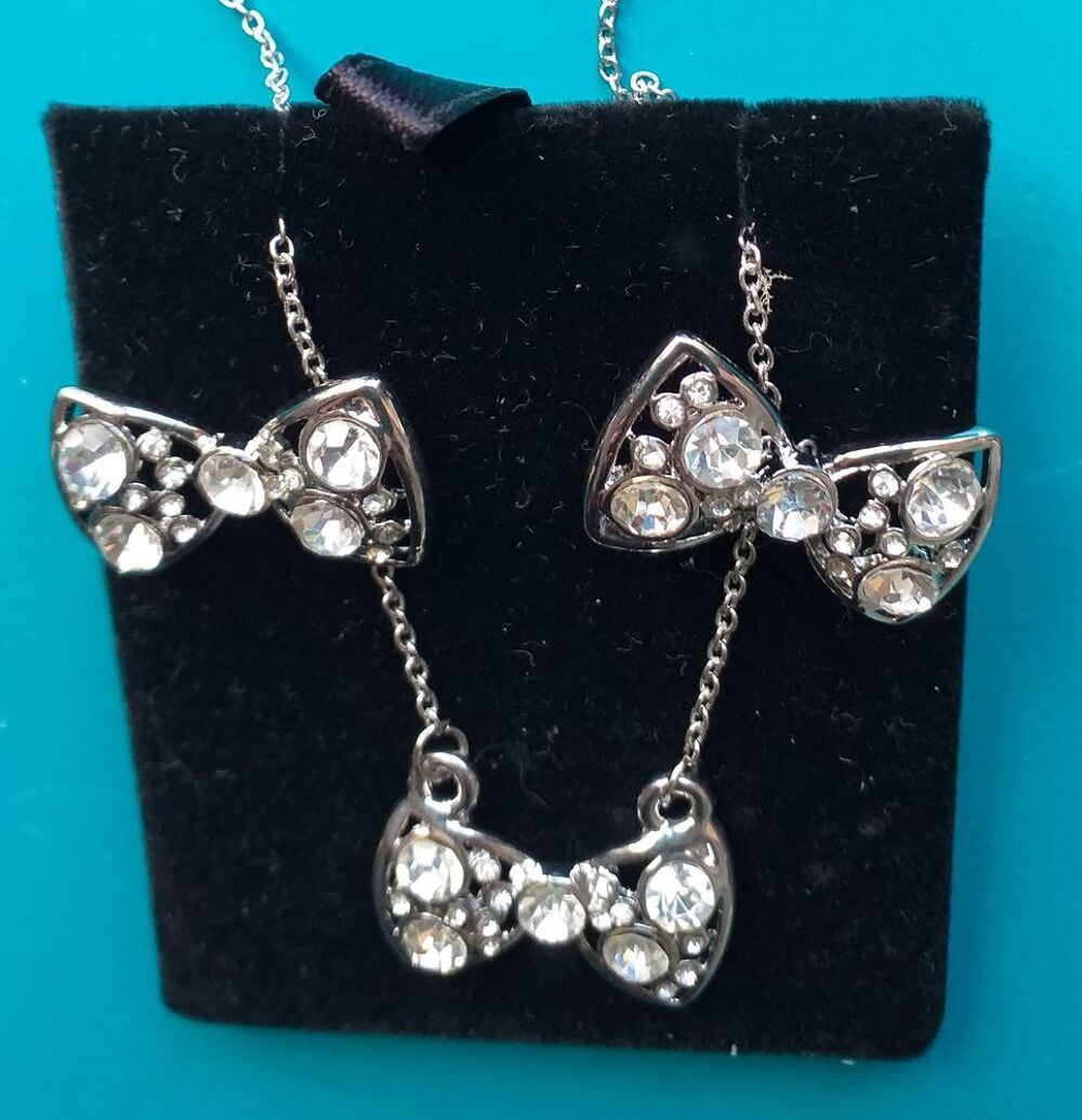Parure strass collier et boucles d'oreilles Bijoux et montres