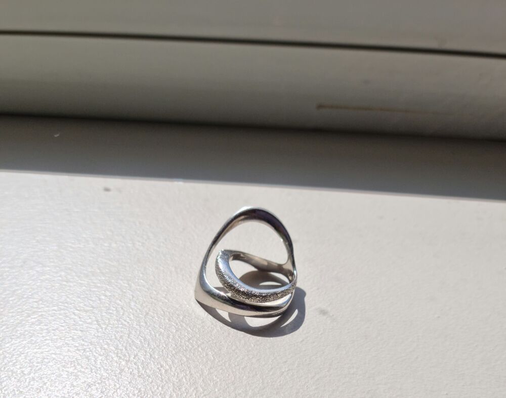 Tr&egrave;s jolie bague argent poin&ccedil;on T54 Bijoux et montres