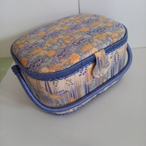 Boite � ouvrage remplie d'accessoires  pour la couture , rep 25 Saumur (49)