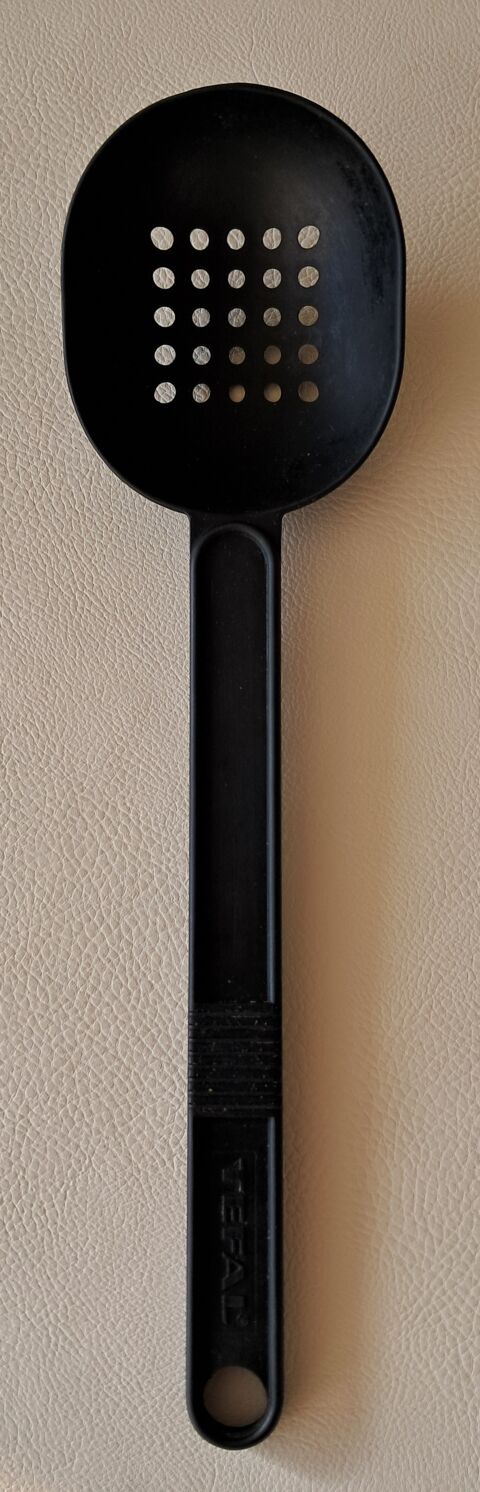 �cumoire en nylon 
marque tefal 
32x8,5 cm
passoire louche 2 Carnon Plage (34)