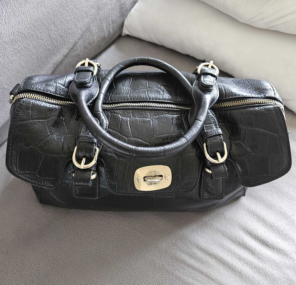 sac &agrave; main en cuir noir. Marque Arthur et Aston Neuve. Maroquinerie