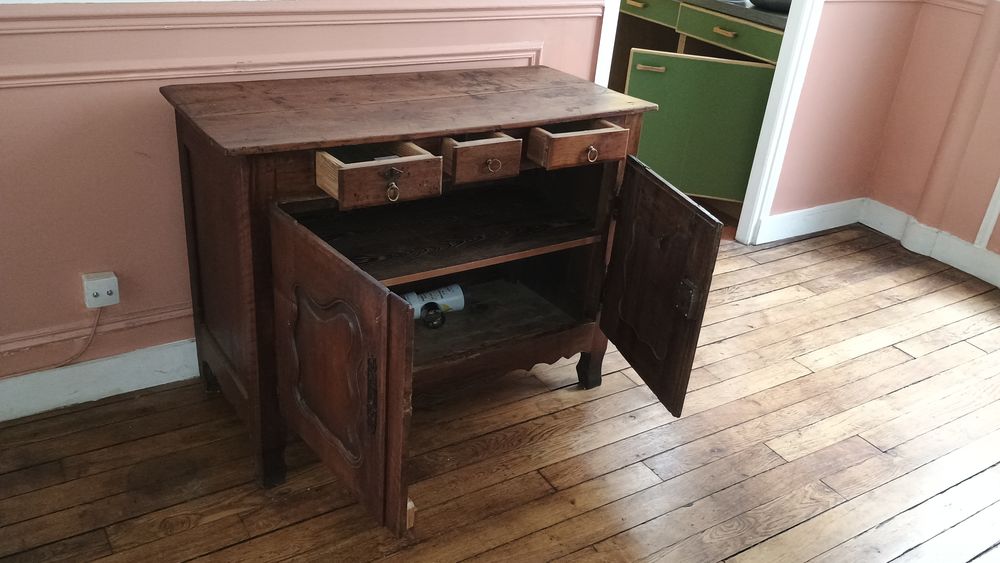Buffet en bois deux portes et trois tiroirs Meubles