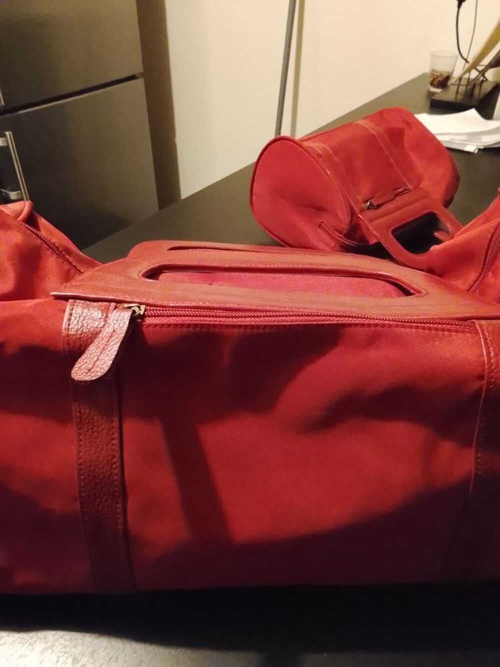 Lot sac et trousse de toilette rouges bon &eacute;tat Maroquinerie