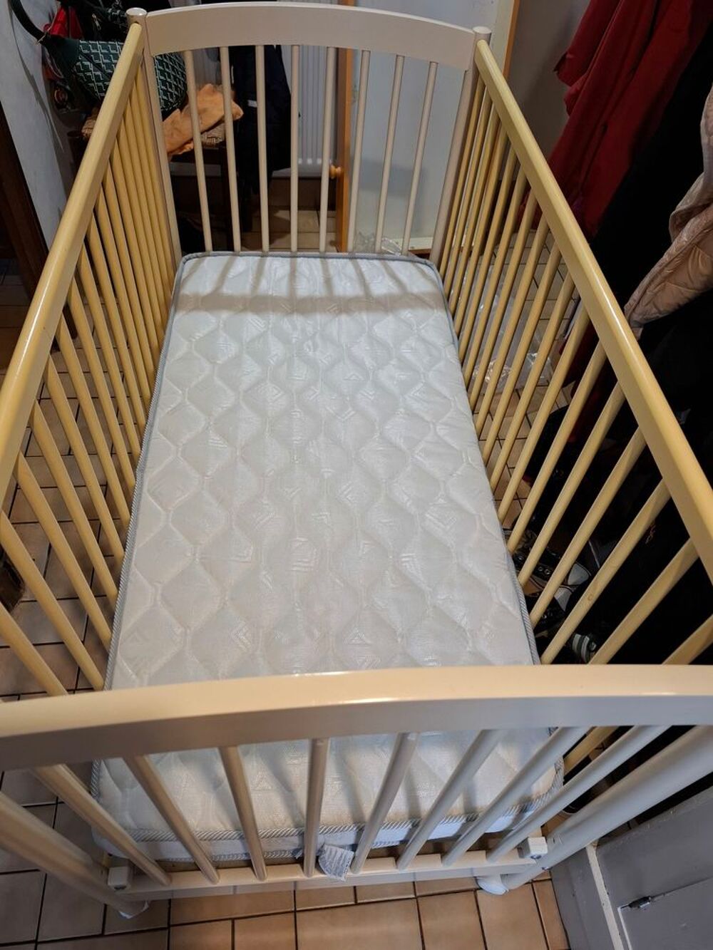 LIT B&eacute;b&eacute; 125 cm long excellent &eacute;tat avec MATELAS NEUF +draps Mobilier enfants