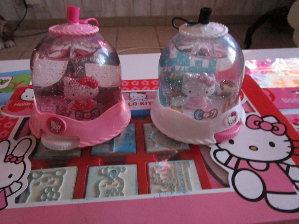 HELLO KITTY BOULE DECORATIVE 5€ CHAQUE TIMBRES A IMPRIMER 2€ Jeux / jouets