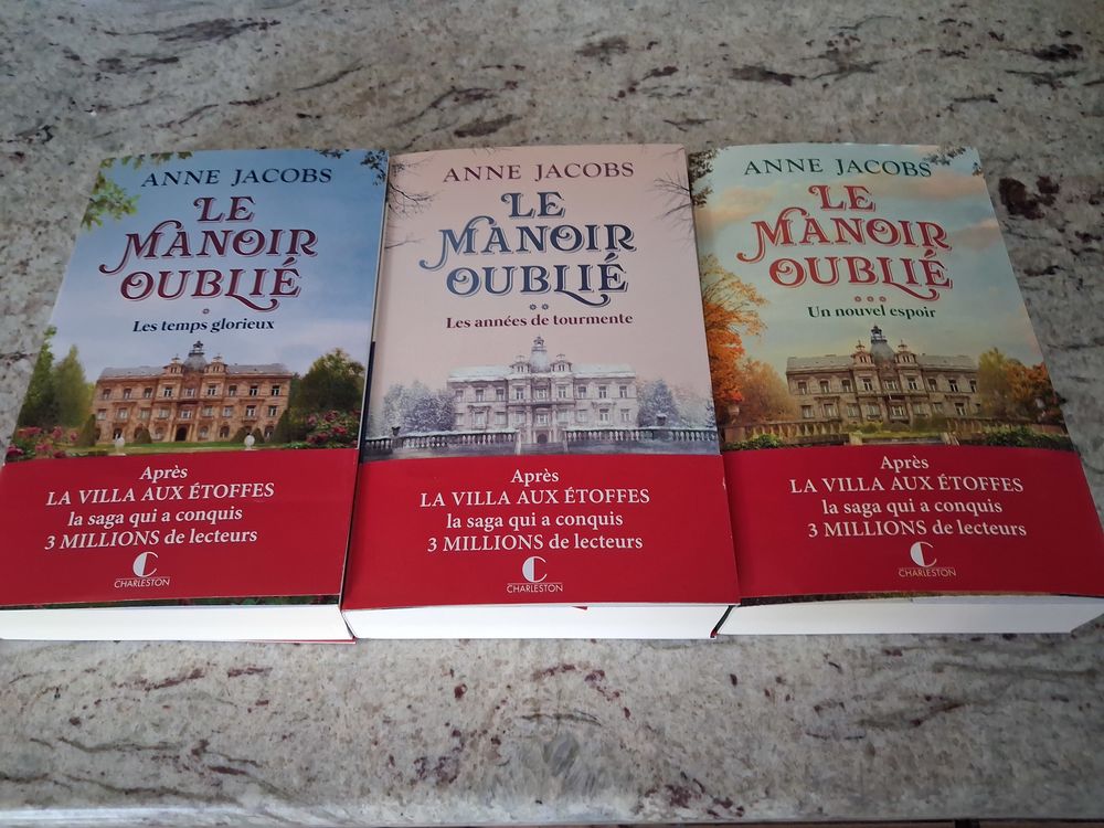 Un roman en 3 tomes d'Anne JACOBS, le manoir oubli&eacute; Livres et BD