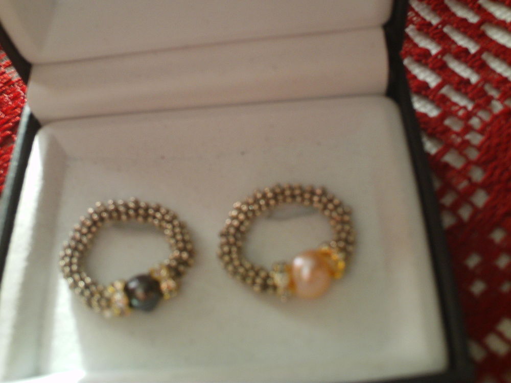  Deux bagues perles de cultures souples N&deg; 349 Bijoux et montres