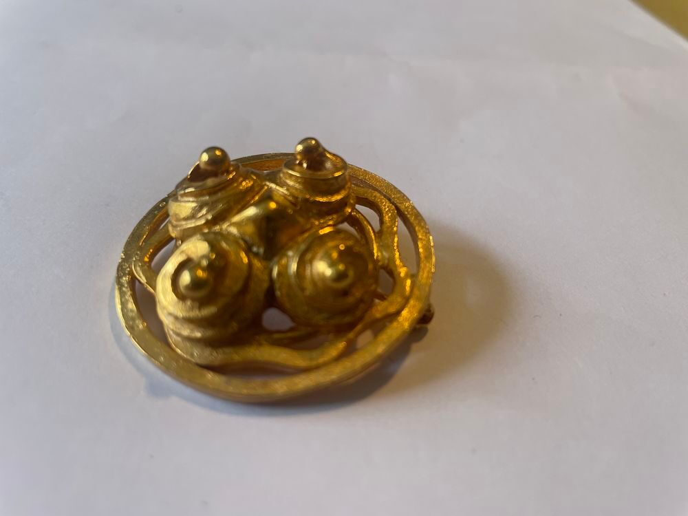 Broche Ronde dor&eacute;e arabesques LANVIN Bijoux et montres