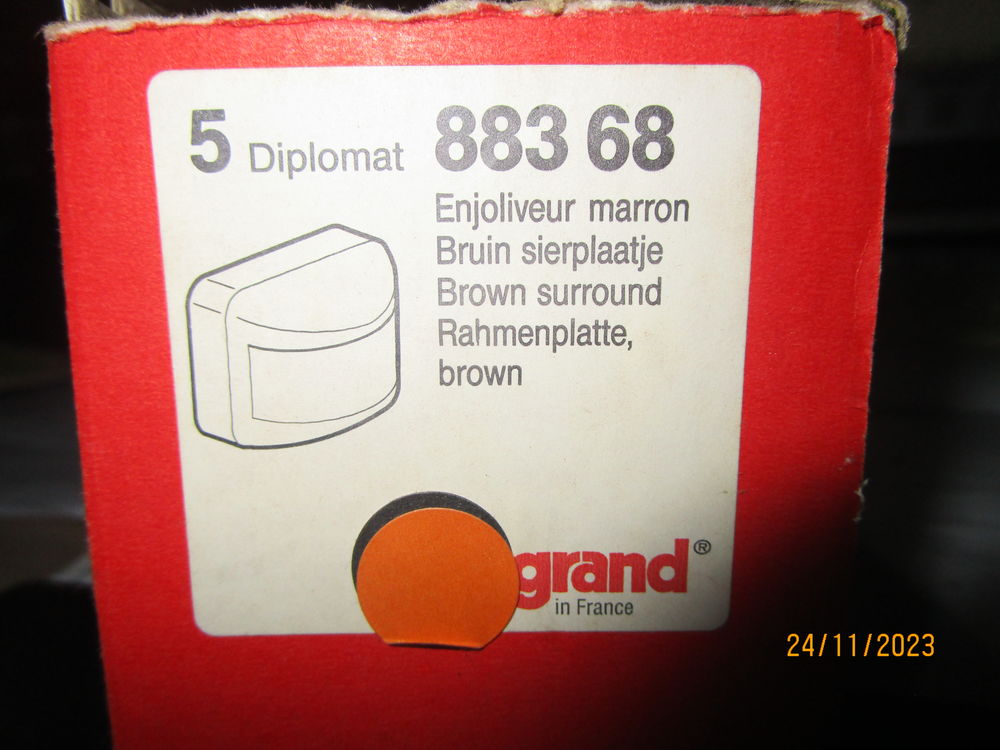 Lot de deux enjoliveurs de marque LEGRAND s&eacute;rie DIPLOMAT Bricolage
