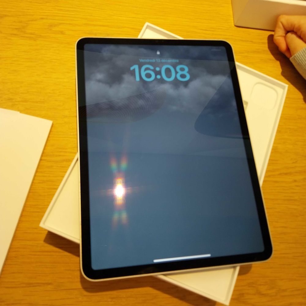 Ipad Pro 11 Pouces 128 GB 4&egrave;me g&eacute;n&eacute;ration + stylet pencil Apple + coque, clavier et &eacute;tui Téléphones et tablettes