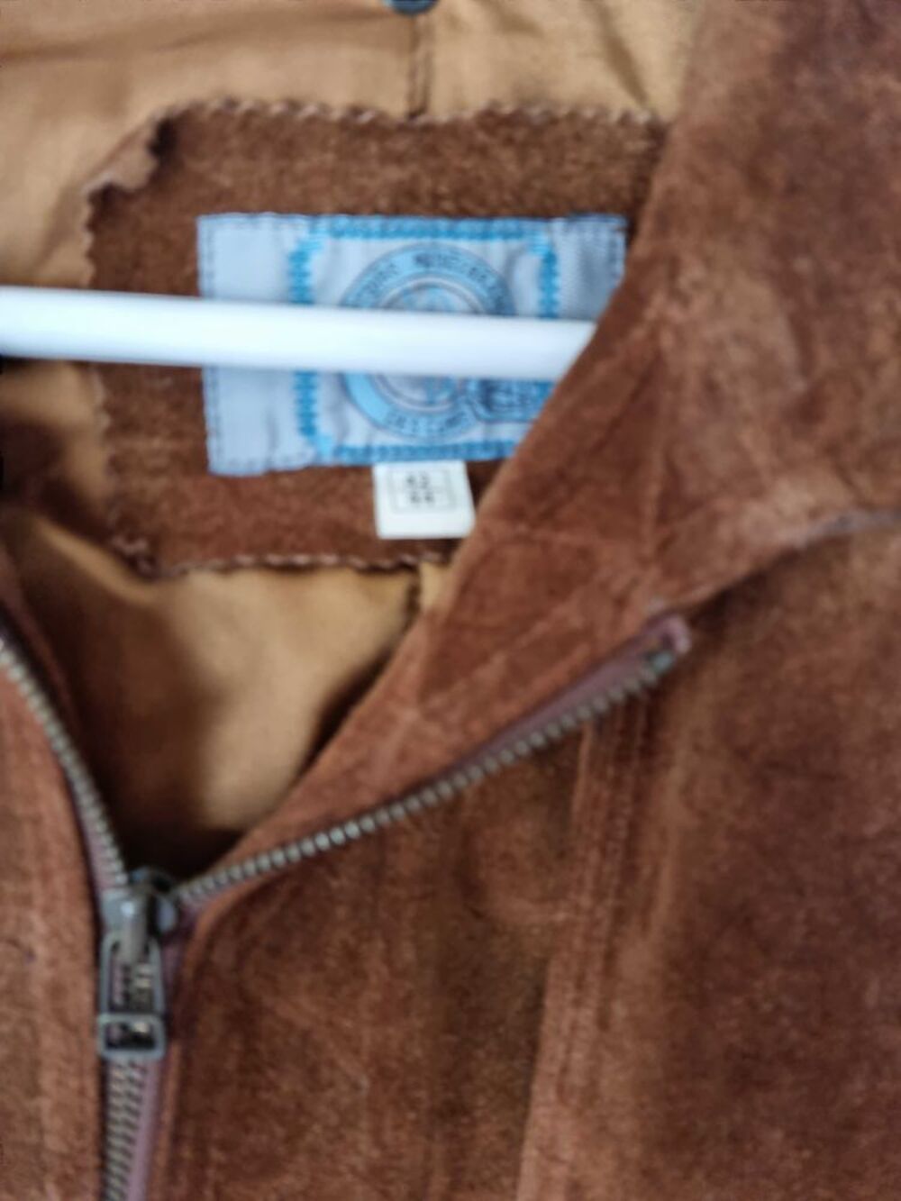 Tr&egrave;s, tr&egrave;s belle veste T42.44. Neuve . Cuir retourn&eacute; daim. Vêtements
