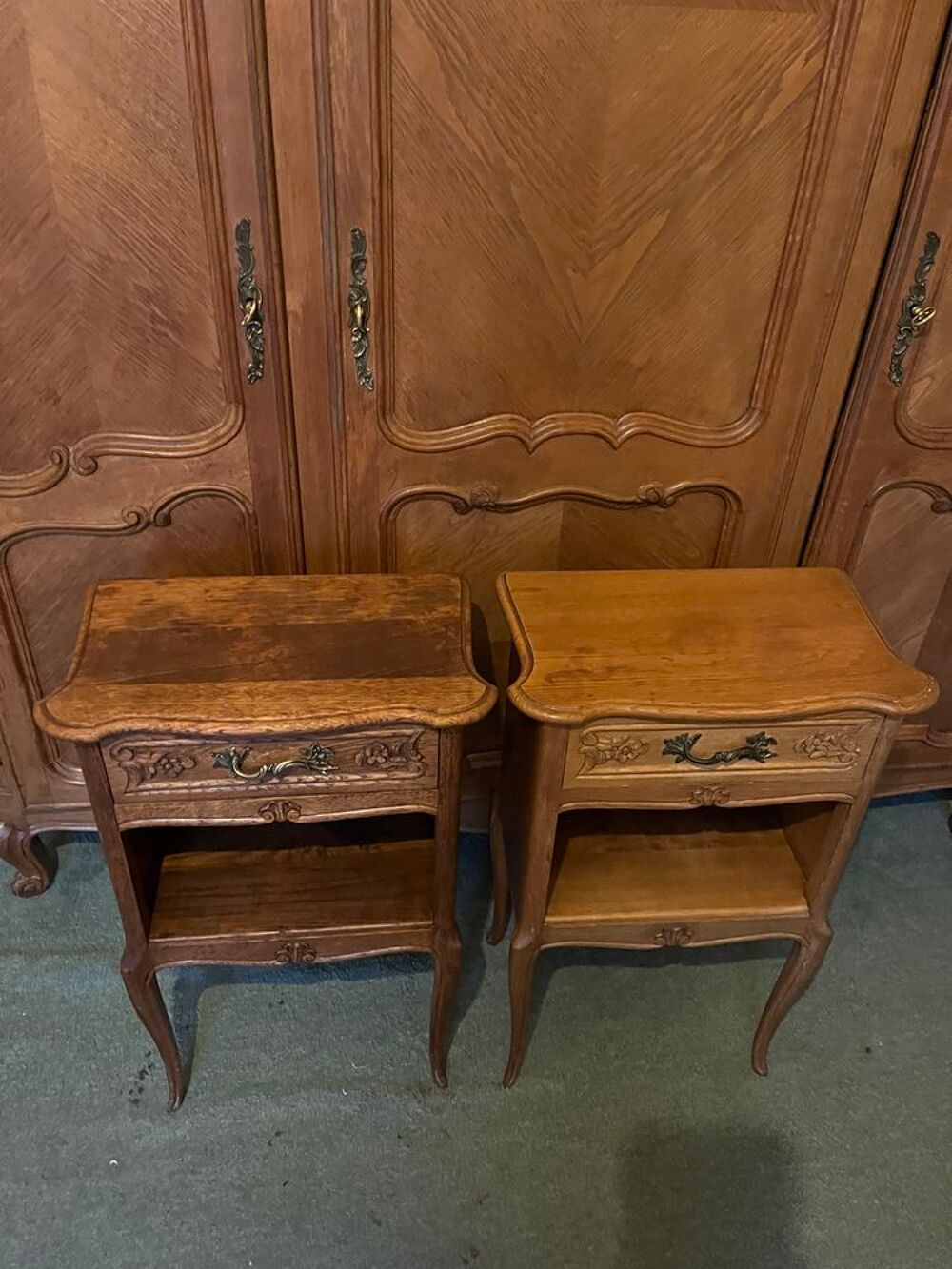 Armoire et 2 tables de chevet en bon &eacute;tat, bois massif. Meubles