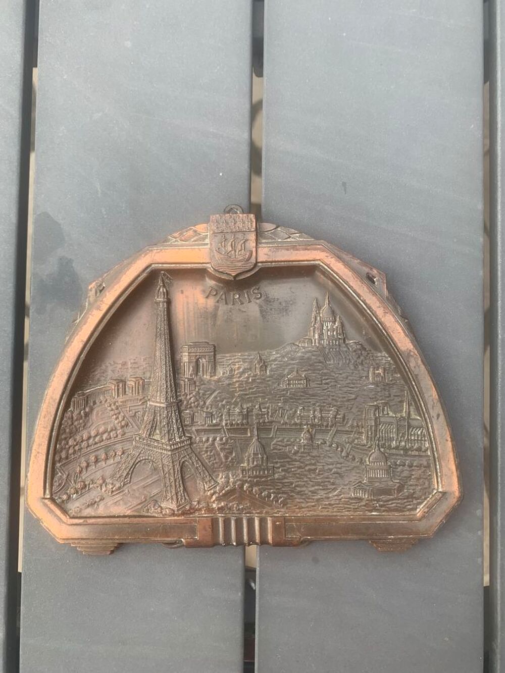 Plaque d&eacute;corative en laiton sur pied " Paris Décoration