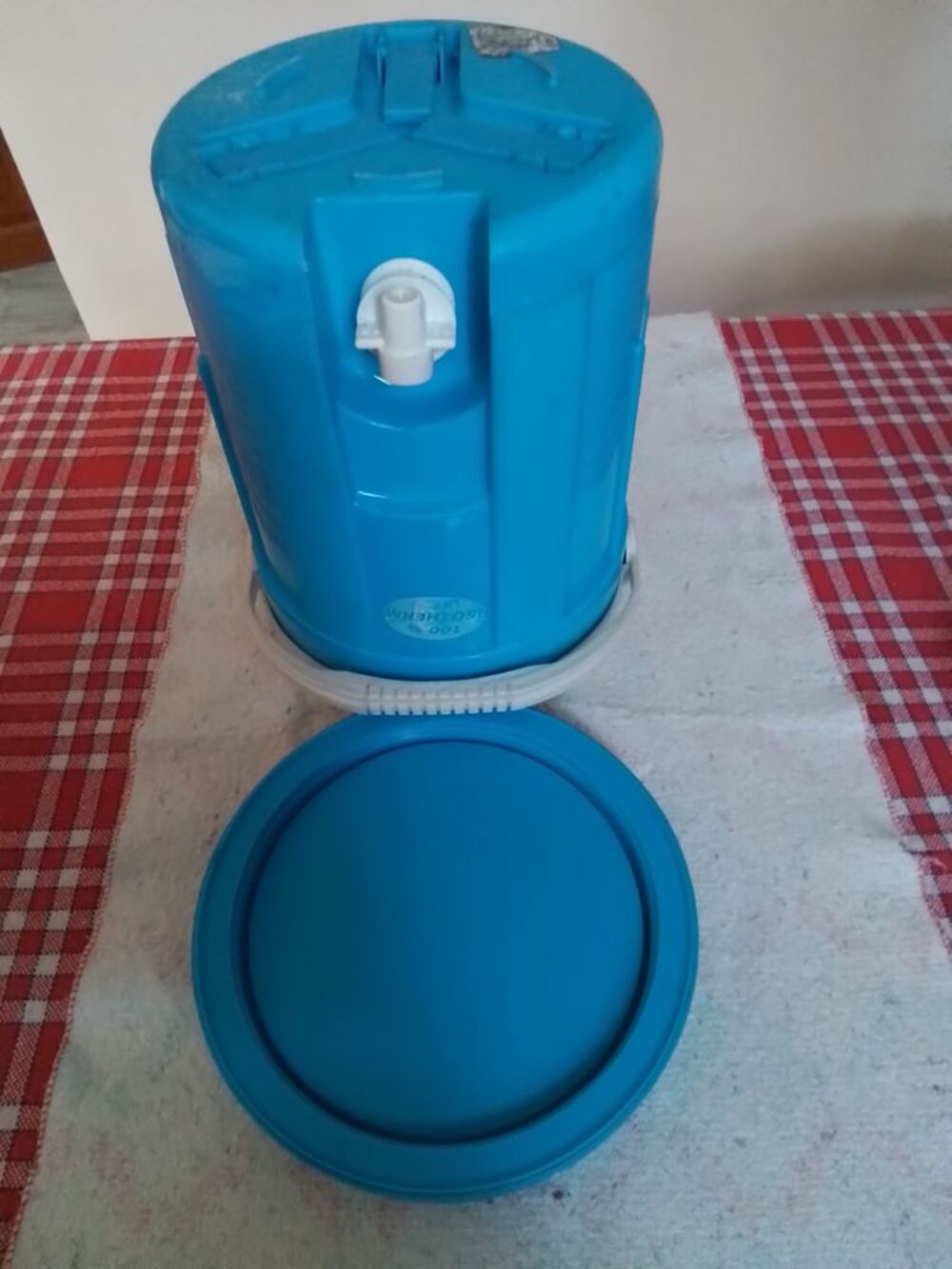 Fontaine isotherme 8L sur pieds avec robinet int&eacute;gr&eacute; Cuisine