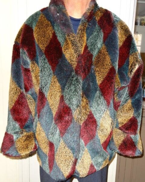 VESTE LONGUE FEMME FAUSSE FOURRURE TRES BON ETAT TAILLE 46
35 Varennes-Vauzelles (58)