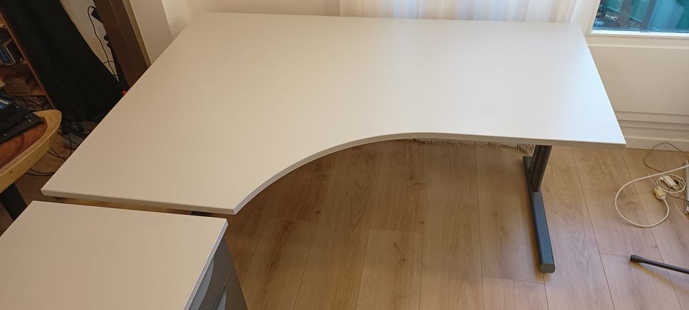 bureau L170x120x80 H 72 avec retour 4 tiroirs 60x42x h72 Meubles