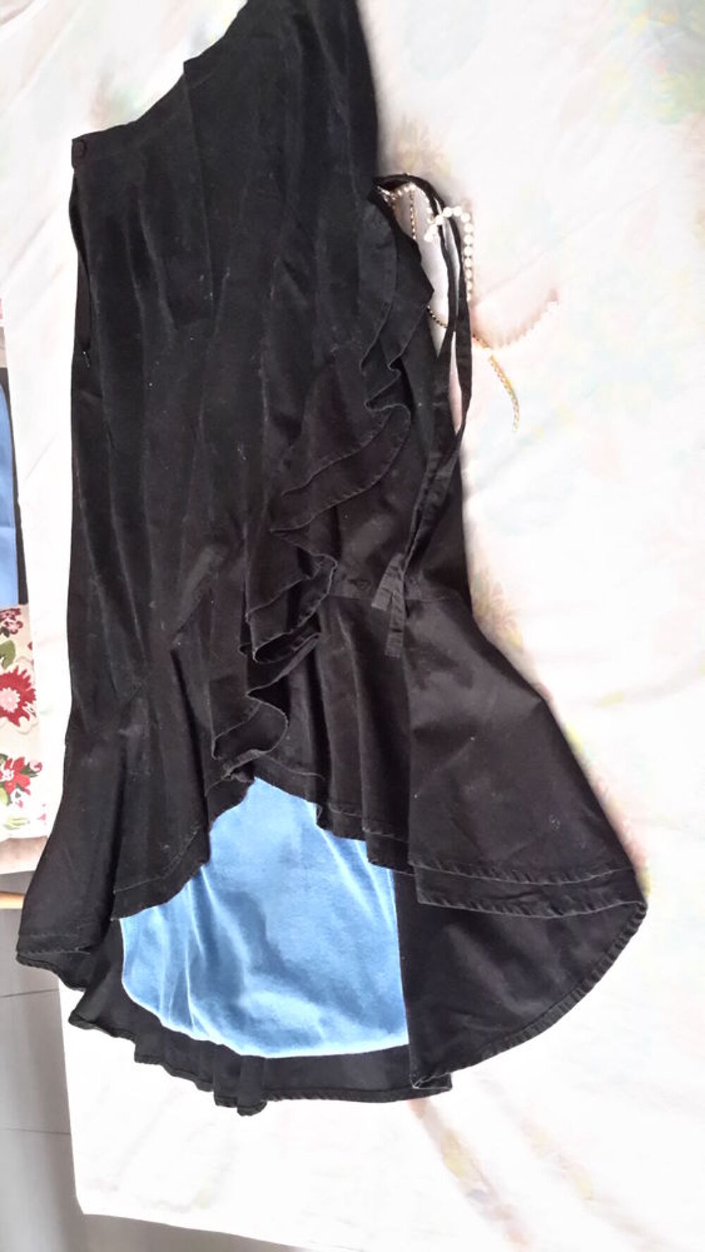 Jupe mi-longue dissym&eacute;trique noire. Vêtements